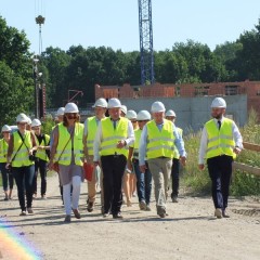 Marszałek Adam Struzik na placu budowy nowego szpitala w Drewnicy