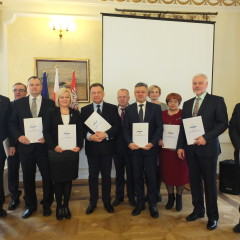 Uroczyste podpisanie partnerskiej umowy pomiędzy samorządami i instytucjami powiatów: węgrowskiego, wyszkowskiego i wołomińskiego