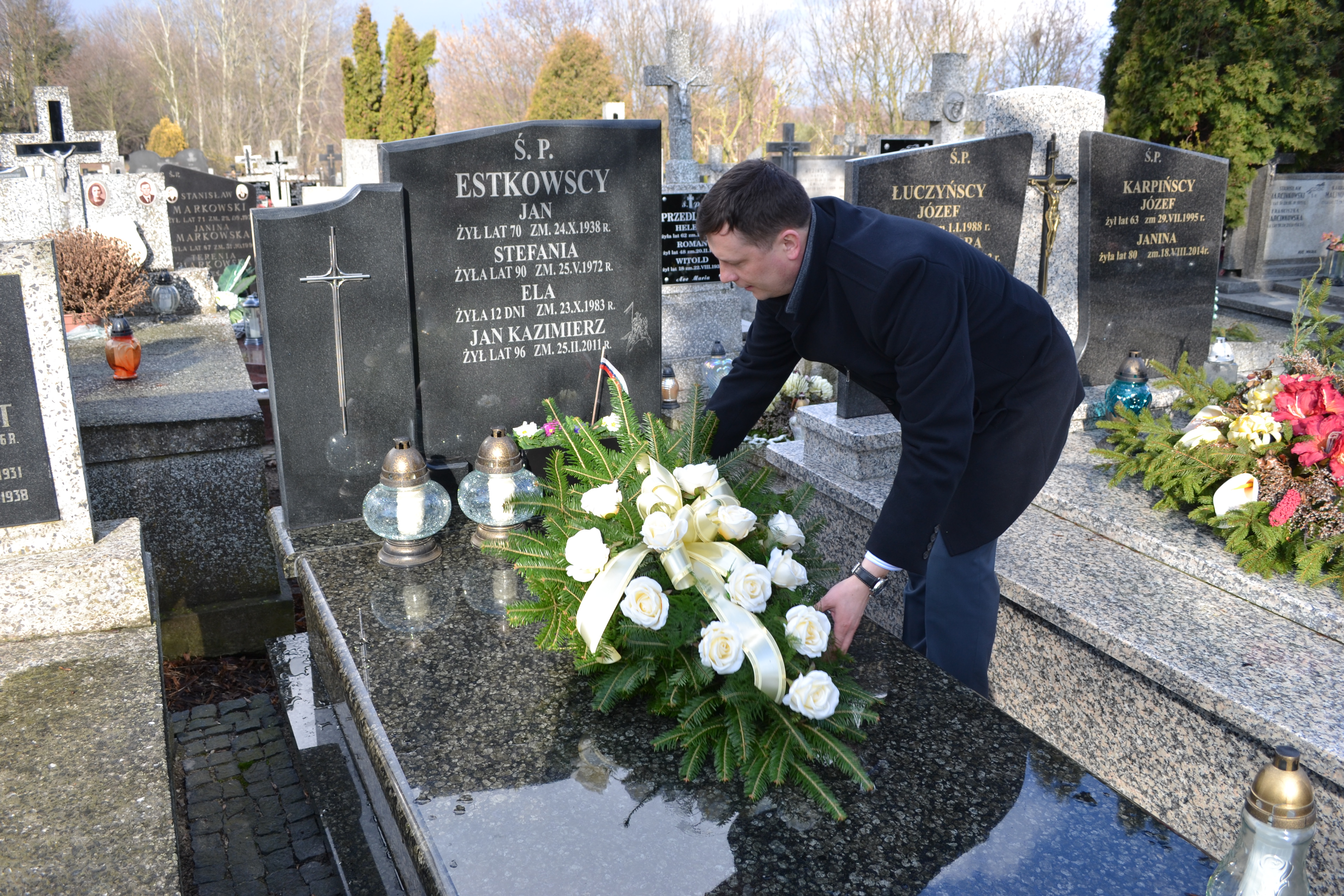 Burmistrz Tłuszcza Paweł Bednarczyk składa kwiaty na grobie ppłk. Jana Estkowskiego