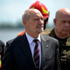 Minister Antoni Macierewicz obserwował manewry nad Zalewem