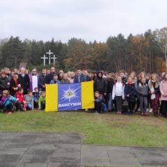 Młodzież z jedenastu radzymińskich szkół odwiedziła Palmiry, aby uczcić pamięć Ofiar, zamordowanych przez Niemców…