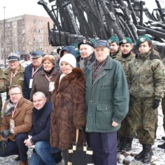 Stowarzyszenie Łagierników Żołnierzy AK wraz z uczniami I LO PUL w Wołominie w hołdzie Niezłomnym