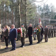 W Dolinie 96 Dębów Smoleńskich w Ossowie odsłonięto popiersie Ś.P. Ministra Pawła Wypycha