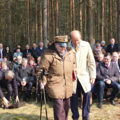 Uroczysty apel nad mogiłą powstańczą w Boruczy