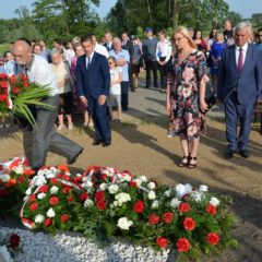 Uroczystość odsłonięcia tablicy pamiątkowej w Skłodach-Piotrowicach