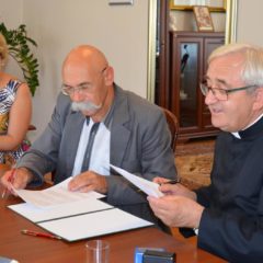 Podpisanie umów na udzielanie dotacji parafiom na prace konserwatorskie przy zabytkach położonych na terenie powiatu ostrowskiego