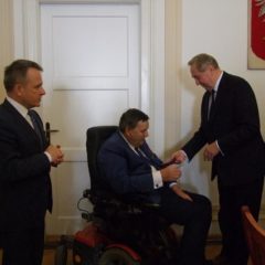 Brązowym Krzyżem Zasługi uhonorowano wieloletniego radnego Krzysztofa Listwona