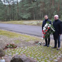 Złożenie kwiatów pod pomnikiem „Wolności i Solidarności’’ w Rudnikach