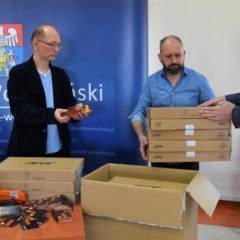 Starostwo Powiatowe w Wołominie zakupiło 100 laptopów dla uczniów