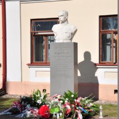 Uroczyste odsłonięcie popiersia Marszałka Józefa Piłsudskiego na terenie Plebanii w Wyszkowie