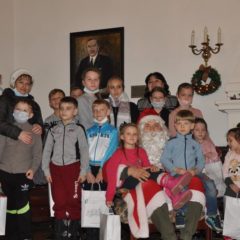 Prezenty od Świętego Mikołaja dla najmłodszych repatriantów