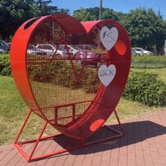 Czerwone serca na nakrętki w Kobyłce – pomagamy potrzebującym