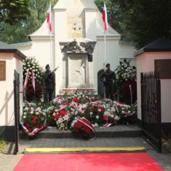 Po wspólnej modlitwie w Ossowie, pośmiertnie uhonorowano ks. prał. Jana Andrzejewskiego