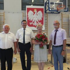 Wotum zaufania i absolutorium za 2021 r. dla Zarządu Powiatu i starosty Zbigniewa Chrupka – kwiaty i gratulacje całkowicie zasłużone