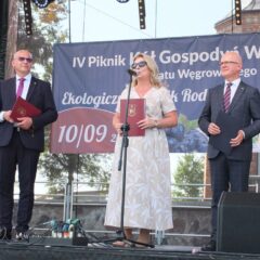 Jagodowe bułeczki, pierogi, pyszne wypieki i smakołyki – znakiem firmowym Pikniku Kół Gospodyń Wiejskich Powiatu Węgrowskiegoa