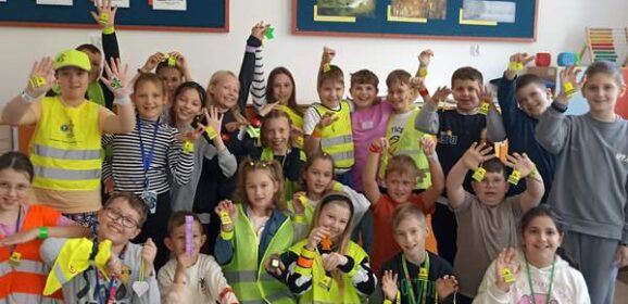 Radzymińska „Stalowa Jedynka” świeci przykładem – Odblaskowa Szkoła 2025 w pełni rozświetlona!