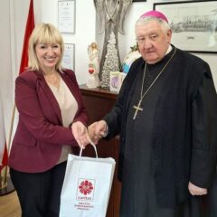 Świąteczny Dar Serca dla Poszkodowanych w Ząbkach –Biskup Romuald Kamiński przekazał… 858 kart podarunkowych!