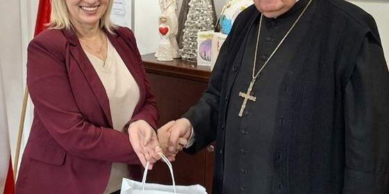 Świąteczny Dar Serca dla Poszkodowanych w Ząbkach –Biskup Romuald Kamiński przekazał… 858 kart podarunkowych!