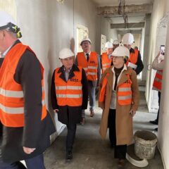 Wizyta samorządowców Powiatu Ostrowskiego na placu budowy nowych obiektów leczniczych w Małkini Górnej