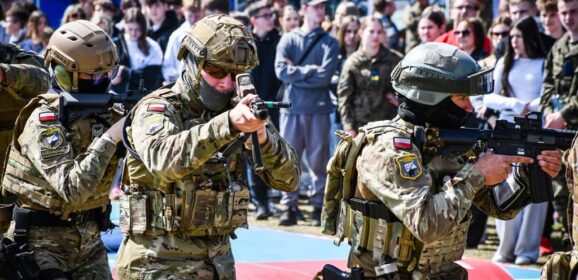 Spektakularne pokazy i nowe perspektywy! – Podsumowanie Dnia Otwartego w I LO PUL im. 111 Eskadry Myśliwskiej w Wołominie