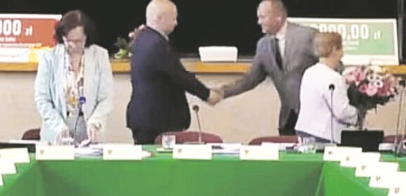 14 głosów ZA. Burmistrz Jadowa Rafał Rozpara uzyskał absolutorium za 2025 rok