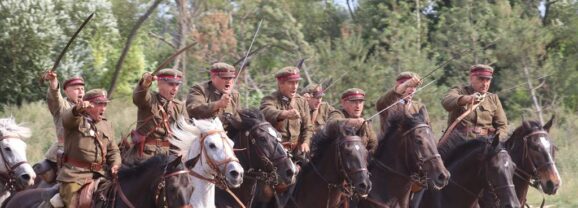 Na polach Ossowa znów ożyła historia! – Rekonstrukcja Bitwy Warszawskiej przyciągnęła kilka tysięcy widzów