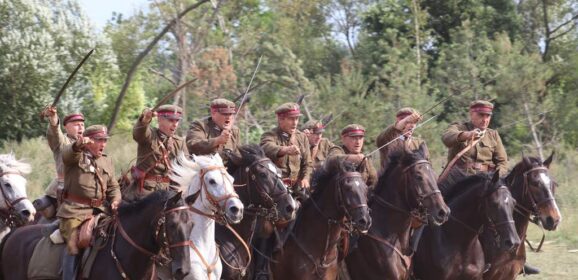 Na polach Ossowa znów ożyła historia! – Rekonstrukcja Bitwy Warszawskiej przyciągnęła kilka tysięcy widzów