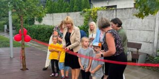 Radość i zabawa przy „Zielonym Dinku” – Nowy plac zabaw w Ząbkach już otwarty!