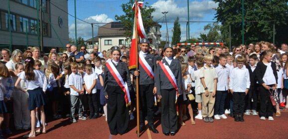 Ponad 1300 uczniów rozpoczęło nowy rok szkolny w radzymińskiej „Stalowej Jedynce”