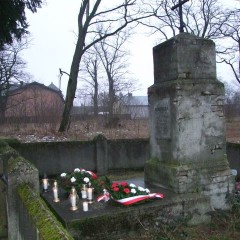 Kwiaty i znicze pod pomnikiem powstańców w Kamieńczyku