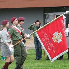 Nowy sztandar dla wyszkowskiego Hufca ZHP „Rój Promienistych” im. Tadeusza Zawadzkiego „Zośki”.