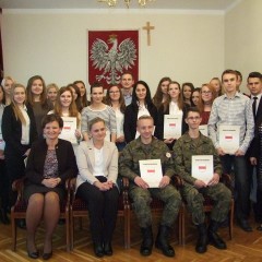 Utalentowani i skromni uczniowie wyszkowskichszkół odebrali czeki stypendialne