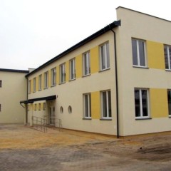 Dobiega końca modernizacja budynku oraz zagospodarowanie przestrzeni dziedzińca szkolnego w Zespole Szkół w Józefowie !!!