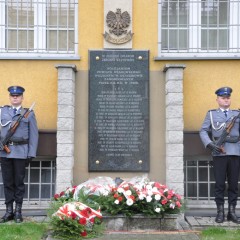 Policjanci na uroczystościach 76. rocznicy Zbrodni Katyńskiej