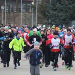 Tropem Wilczym pobiegli z symboliczną różą do białego krzyża