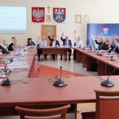 Absolutorium dla starosty Kazimierza Rakowskiego i Zarządu Powiatu udzielone 16 głosami „za” przy 10 głosach sprzeciwu