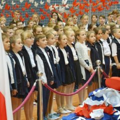 Uczniowie „Stalowej Jedynki” rywalizując w sporcie i nauce, oddali hołd Bohaterom walk o niepodległość
