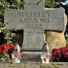 Uczniowie radzymińskiej „Stalowej Jedynki” odwiedzili miejsca pamięci, cmentarze, mogiły bohaterów i osób zasłużonych