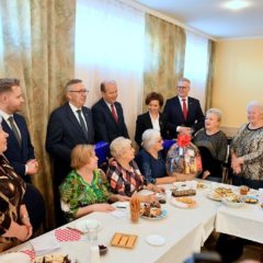 Minister Marlena Maląg z wizytą w Klubie „Senior+” Ząbkach