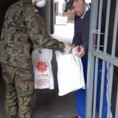 Żołnierze wspierają potrzebujących przed Wielkanocą.