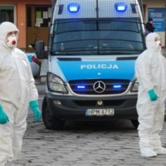 Zarażona koronawirusem zlekceważyła izolację – pojechała na zakupy. Nieodpowiedzialną kobietę z mężem szybko namierzyła policja
