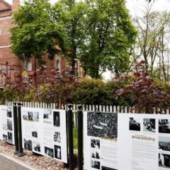 Okolicznościowa wystawa przy ul. św. Wojciecha w Serocku przypomina o 100. rocznicy urodzin św.  Jana Pawła II