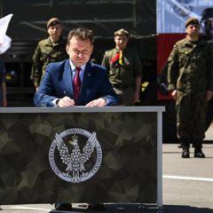Minister Mariusz Błaszczak w Zegrzu: Żołnierze WOT będą wspierać organizatorów letniego wypoczynku dzieci i młodzieży