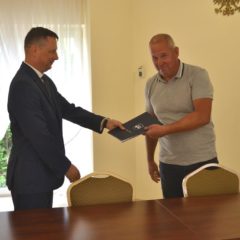 Podpisanie umowy na budowę drogi w Stasinowie
