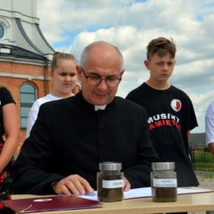 Uroczyste wmurowanie kapsuły z ziemią z Wólki Radzymińskiej i Ossowa w fundamenty Statuy Matki Bożej Łaskawej w Radzyminie