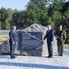 Odsłonięcie głazu upamiętniającego bohaterów Bitwy Warszawskiej 1920