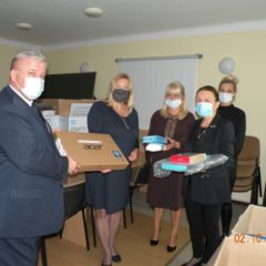 Przekazanie sprzętu komputerowego przez starostę wyszkowskiego Jerzego Żukowskiego zakupionego w ramach projektu „Wsparcie dzieci umieszczonych w pieczy zastępczej w okresie epidemii COVID-19”