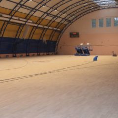 Trwa remont nawierzchni sportowej w sali gimnastycznej przy Szkole Podstawowej nr 2 im. Fryderyka Chopina w Małkini Górnej