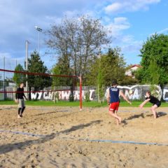 Siatkówka plażowa, a może Teqball? – MOSiR Ząbki zaprasza mieszkańców do gry!