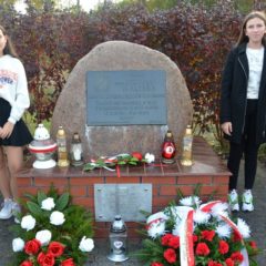 Uczniowie „Stalowej Jedynki” odwiedzają radzymińskie cmentarze i miejsca pamięci…